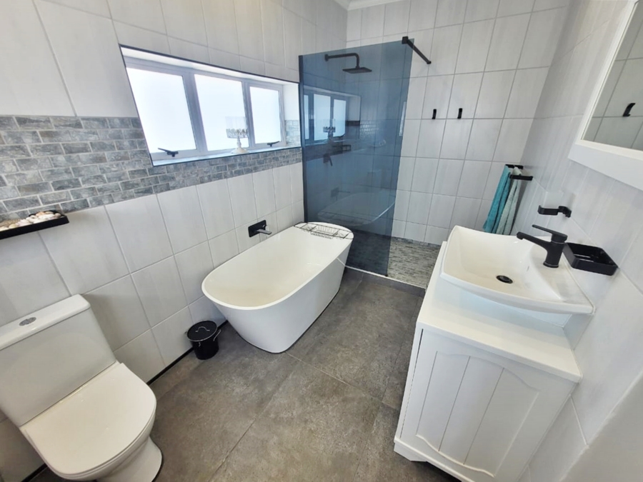 To Let 4 Bedroom Property for Rent in Oceanview Heights Western Cape